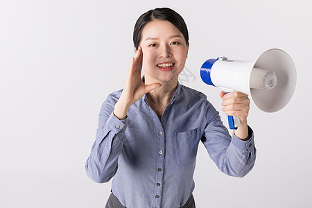 年轻女子用扩音器传递好消息背景图片