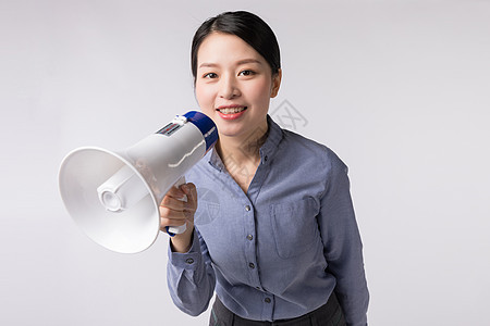 年轻女子用扩音器传递好消息背景图片