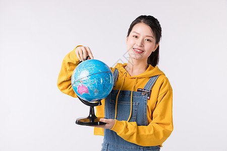 拿着地球的女孩拿着地球仪的女学生背景