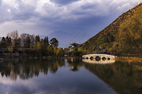 黑龙潭落日大山黑龙潭高清图片