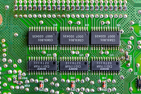 电路板上的集成电路块图片