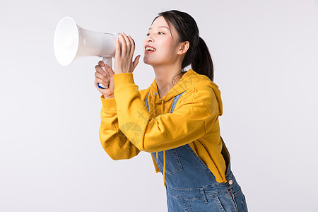 拿着扩音器喇叭的女学生背景图片