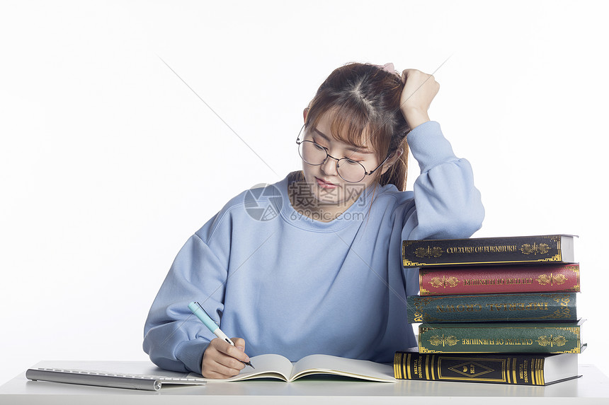 认真学习的女同学