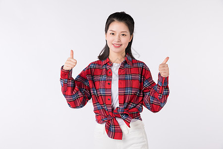 竖起大拇指点赞的年轻女性形象背景图片