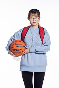 打篮球的女学生图片