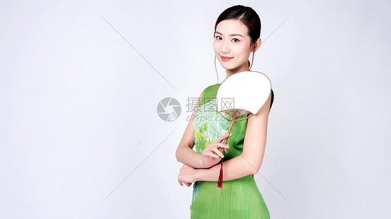 身着绿色旗袍的优雅美女手持蒲扇图片