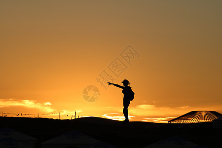 背包的女孩夕阳下旅行的人剪影设计图片