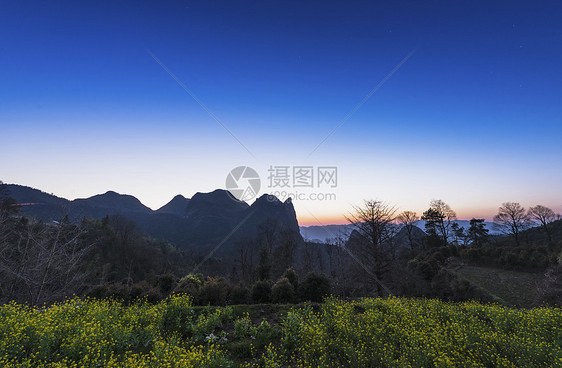 初春之夜繁星辉映着帽子岭图片