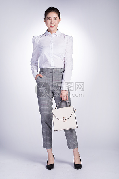 手拿包包的商务女性图片