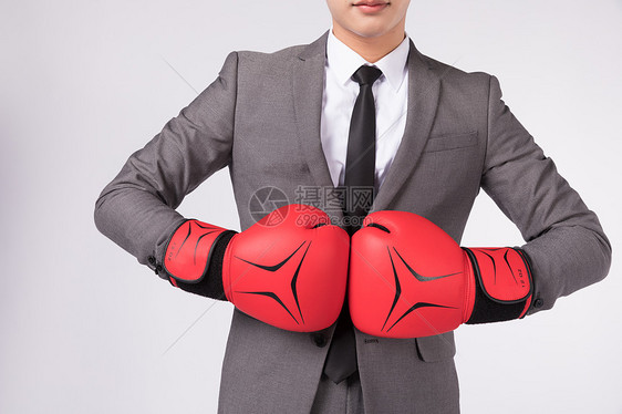 商务人士戴拳击手套图片