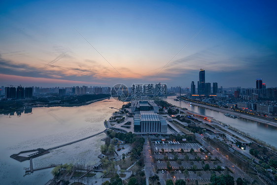 俯瞰武汉琴台大剧院夕阳图片