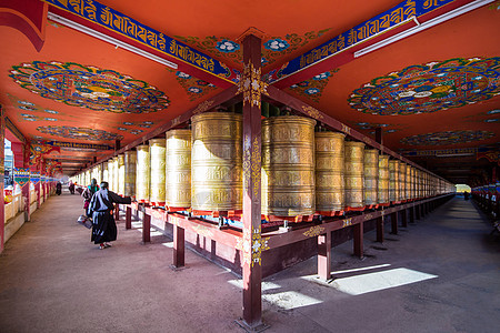 中台禅寺亚青乌金禅寺的转经筒背景