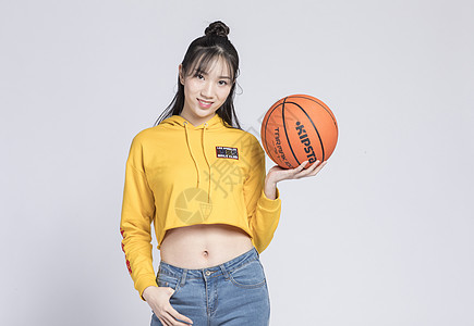 玩篮球的青年女性图片