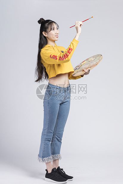 画画的青年女性图片