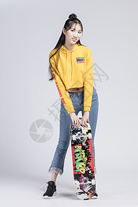 玩滑板的青年女性图片