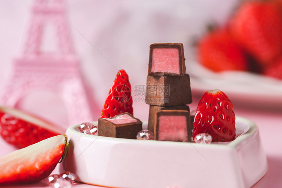 粉红色系草莓巧克力图片