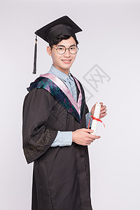 穿着学士服拿毕业证书的学生图片
