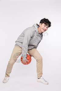 男生打篮球运球动作背景图片