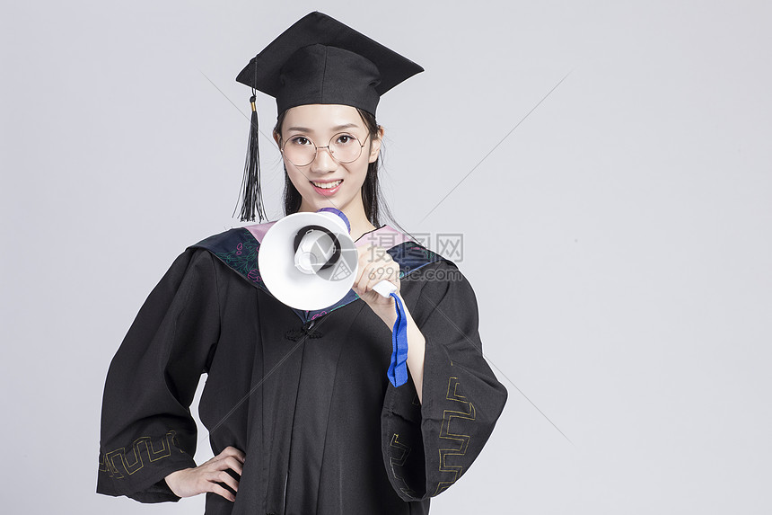 拿着喇叭的毕业女大学生高清图片下载 正版图片 摄图网