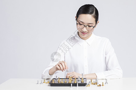 下棋的职业女性图片