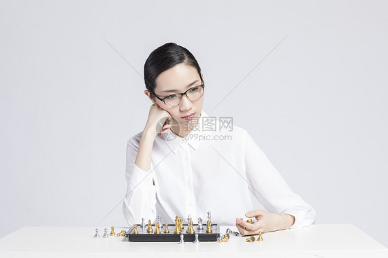 下棋的职业女性图片