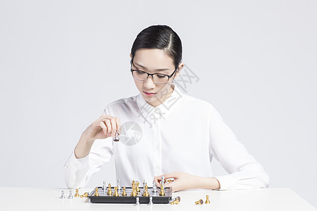 下棋的职业女性图片