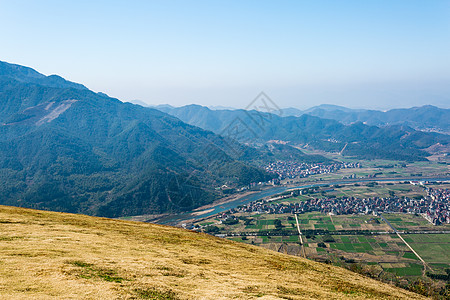 蓝天下山顶眺望全景背景