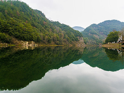 山间的湖泊图片