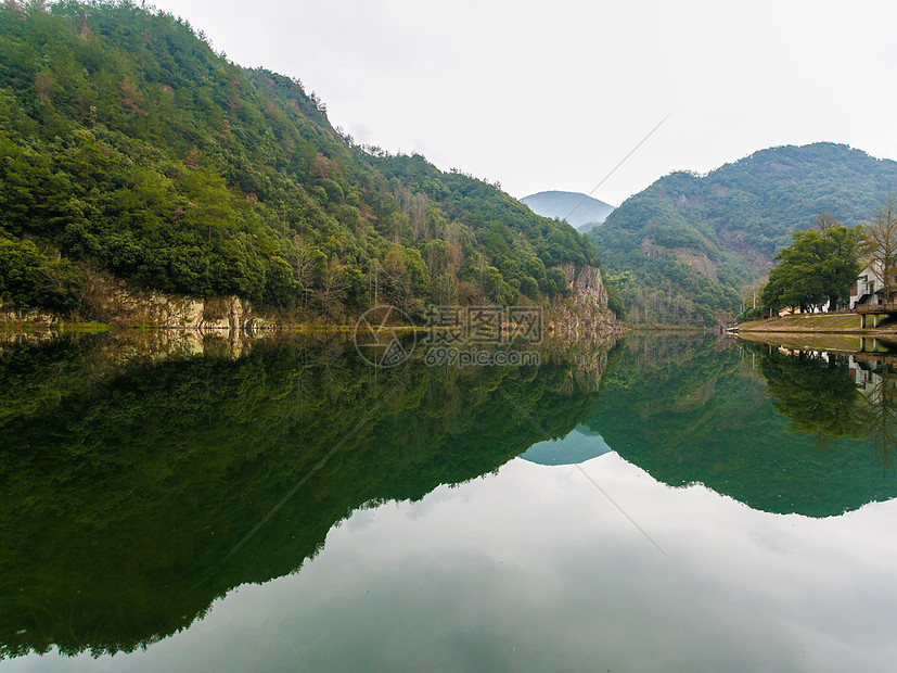 山间的湖泊图片