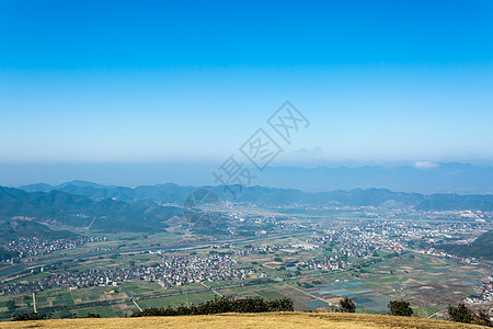 蓝天下山顶眺望全景背景