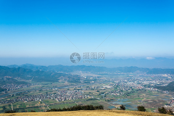 蓝天下山顶眺望全景图片