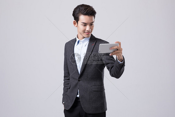 商务男性手机自拍图片