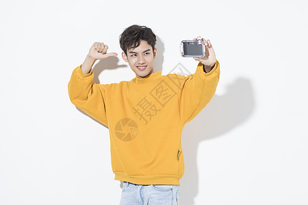 拍照片的人拿着相机拍照的青年男性背景