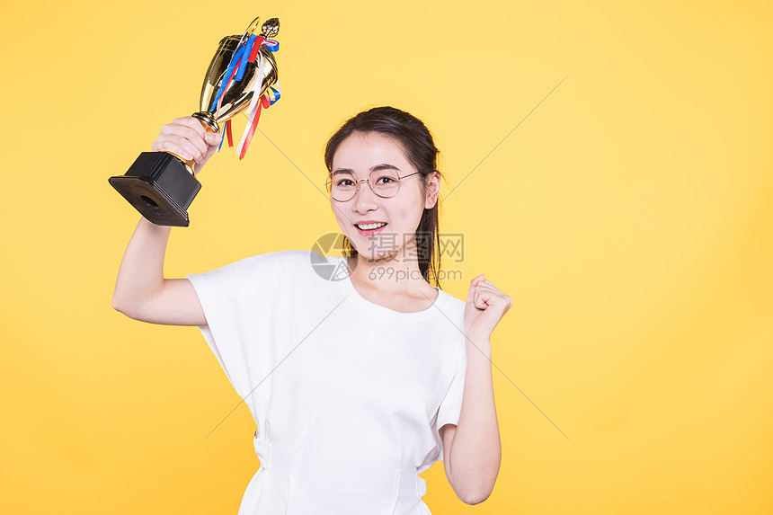 手拿奖杯的青春大学生图片