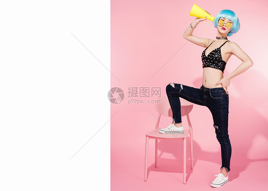 时尚性感美女拿着彩色喇叭图片