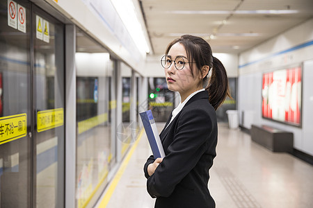 青年女性下班等地铁背景图片