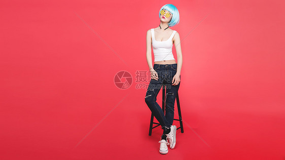 时尚年轻美女倚着椅子图片