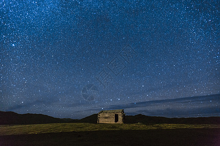 夜晚大草原上璀璨的星空图片