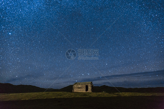 夜晚大草原上璀璨的星空图片