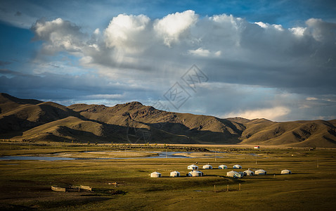 辽阔大草原上的蒙古包图片