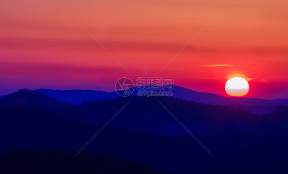 群山山峦的日落剪影图片