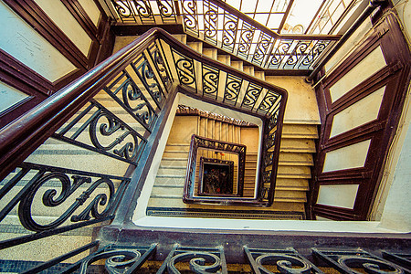 上海老建筑里的旋转楼梯背景图片