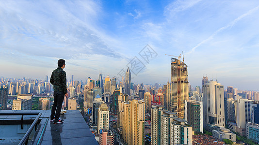 站在天台上俯瞰上海城市的人高清图片