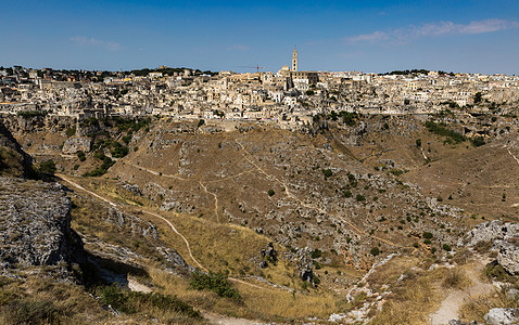 景点修建在山谷中的意大利石头城背景