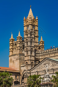意大利巴洛克风格宏伟的大教堂背景图片