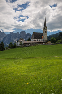 奥地利绿草如茵的田园风光高清图片