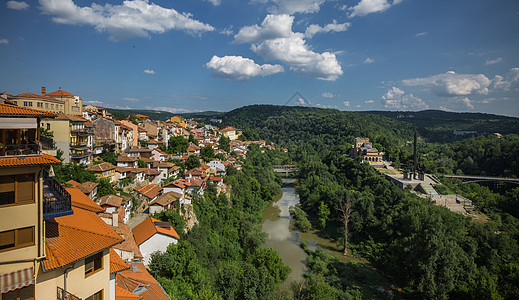 建在山谷中的欧洲旅游小镇图片