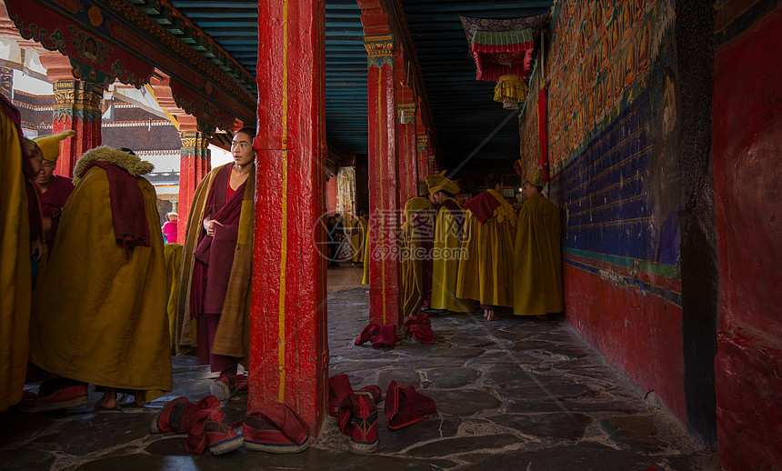西藏喇嘛庙里的僧侣图片