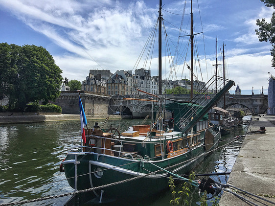 巴黎塞纳河上停泊的游船图片