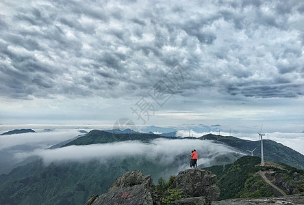 登顶浙江括苍山观云海风车背景图片